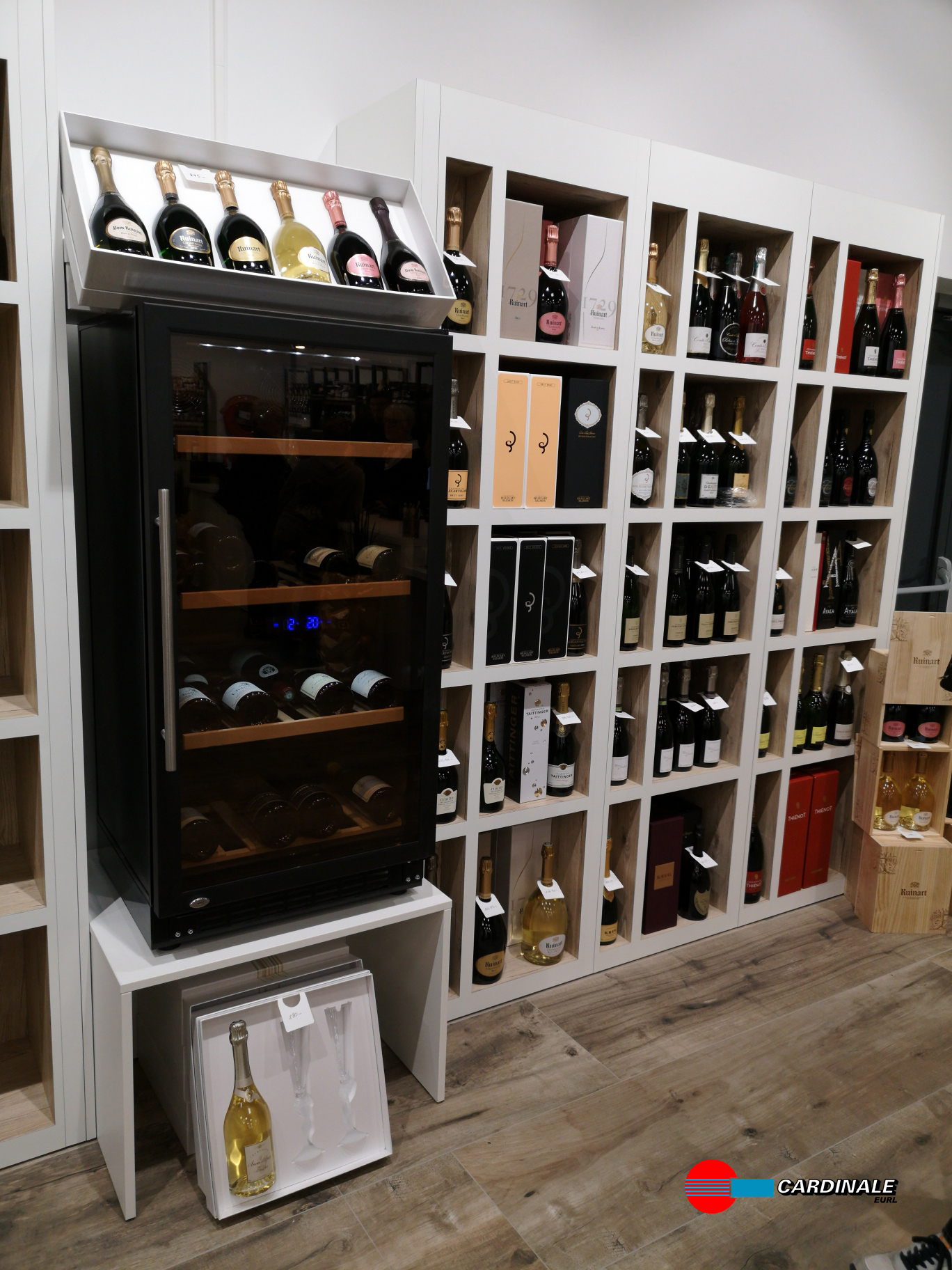 Cave à vins 71 bouteilles 
2 zone de température
(bas+5°C/+12°C)
(haut +12°C/+22°C)