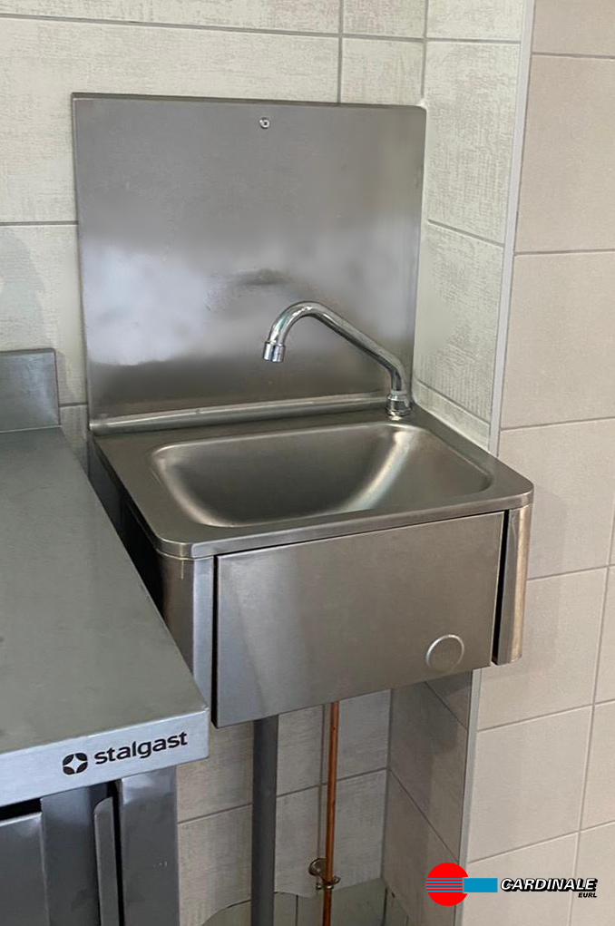 Lave mains  inox avec commande par panneau pivotant